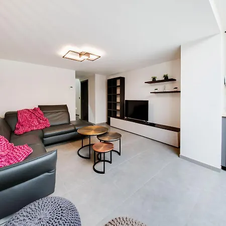 Semesterbostad Modern In With A Jacuzzi Marchin