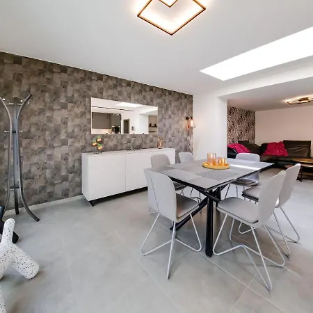 Modern In With A Jacuzzi Nyaraló *