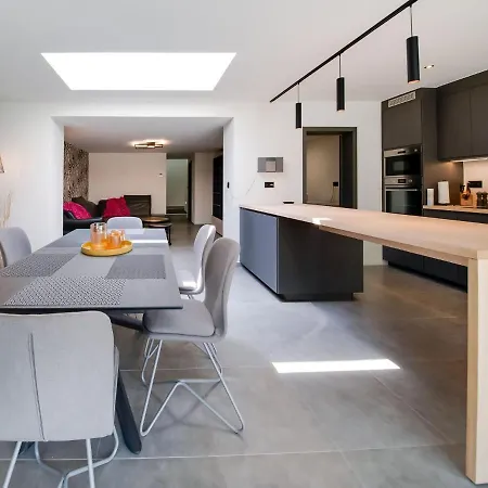 Modern In With A Jacuzzi *