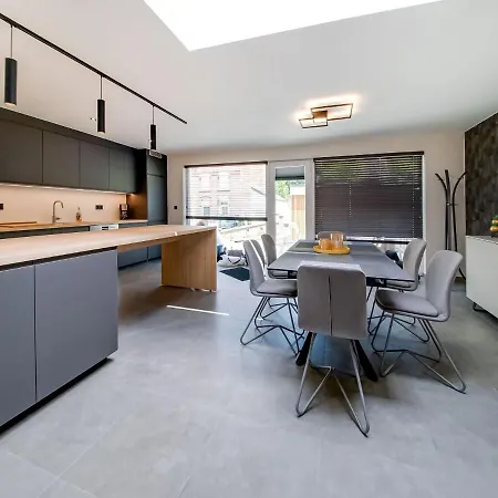 Modern In With A Jacuzzi Semesterbostad