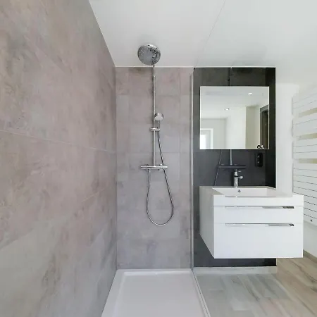 Modern In With A Jacuzzi *